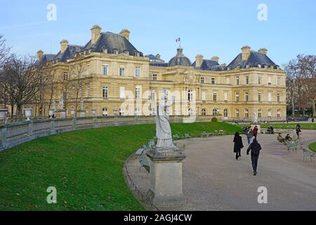 PARIS, FRANCE - 18 MAI 2019- Vue du Sénat français (Palais du Sénat) des capacités dans les jardins du Luxembourg dans le 6ème arrondissement de Paris. Banque D'Images