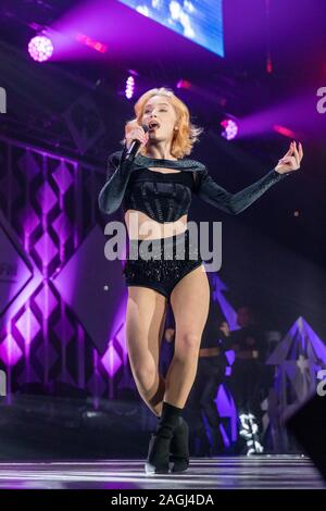 Décembre 18, 2019, Chicago, Illinois, États-Unis : ZARA LARSSON effectue sur scène lors de KISS FM 103.5's Jingle Ball 2019 au Allstate Arena à Rosemont, Illinois (Image Crédit : © Daniel DeSlover/Zuma sur le fil) Banque D'Images