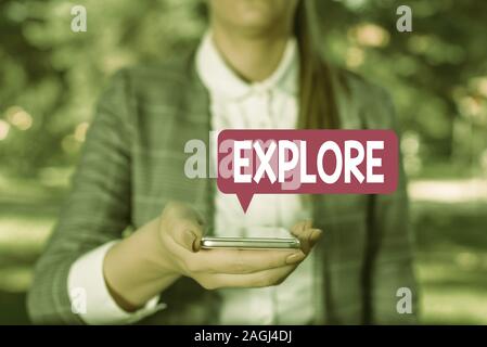Écrit remarque montrant Explorer. Concept d'affaires voyage d'un endroit inconnu pour en savoir plus sur il Examiner Évaluer Femme en gris suites est titulaire d'un téléphone portable Banque D'Images