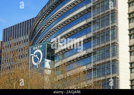 PARIS, FRANCE - 18 MAI 2019- Vue de la société des transports parisiens RATP bureaux à la Maison de la RATP immeuble sur Quai de la Rapee à Paris, Banque D'Images