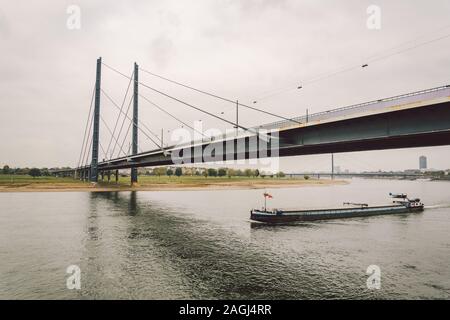 27 octobre 2018 Allemagne, Düsseldorf. Rhénanie. Cargo, barge va le long du Rhin. Transport de marchandises thème par l'infrastructure de l'eau Banque D'Images