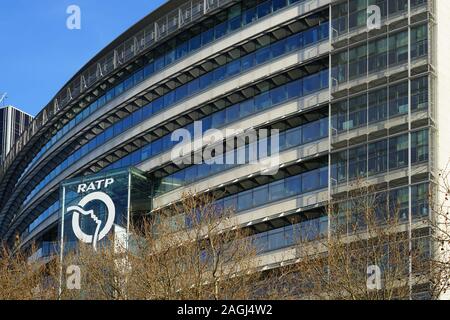 PARIS, FRANCE - 18 MAI 2019- Vue de la société des transports parisiens RATP bureaux à la Maison de la RATP immeuble sur Quai de la Rapee à Paris, Banque D'Images