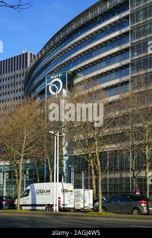 PARIS, FRANCE - 18 MAI 2019- Vue de la société des transports parisiens RATP bureaux à la Maison de la RATP immeuble sur Quai de la Rapee à Paris, Banque D'Images