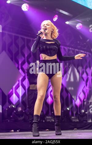 Décembre 18, 2019, Chicago, Illinois, États-Unis : ZARA LARSSON effectue sur scène lors de KISS FM 103.5's Jingle Ball 2019 au Allstate Arena à Rosemont, Illinois (Image Crédit : © Daniel DeSlover/Zuma sur le fil) Banque D'Images