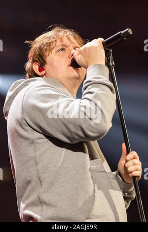 Décembre 18, 2019, Chicago, Illinois, États-Unis : LEWIS CAPALDI effectue sur scène, au cours de KISS FM 103.5's Jingle Ball 2019 au Allstate Arena à Rosemont, Illinois (Image Crédit : © Daniel DeSlover/Zuma sur le fil) Banque D'Images