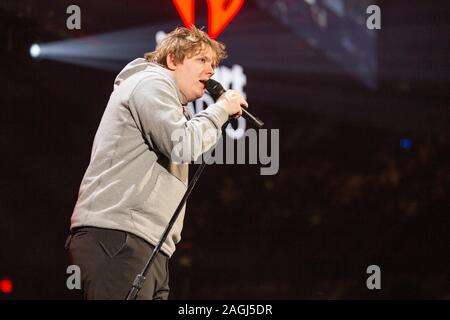 Décembre 18, 2019, Chicago, Illinois, États-Unis : LEWIS CAPALDI effectue sur scène, au cours de KISS FM 103.5's Jingle Ball 2019 au Allstate Arena à Rosemont, Illinois (Image Crédit : © Daniel DeSlover/Zuma sur le fil) Banque D'Images