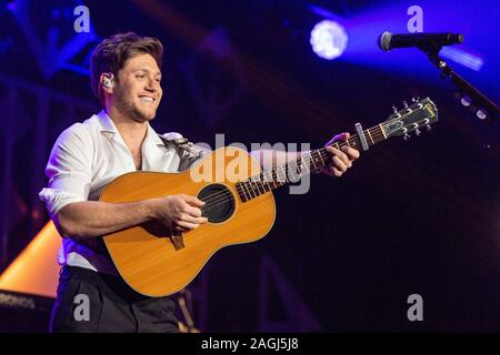 Décembre 18, 2019, Chicago, Illinois, États-Unis : NIALL HORAN effectue sur scène, au cours de KISS FM 103.5's Jingle Ball 2019 au Allstate Arena à Rosemont, Illinois (Image Crédit : © Daniel DeSlover/Zuma sur le fil) Banque D'Images