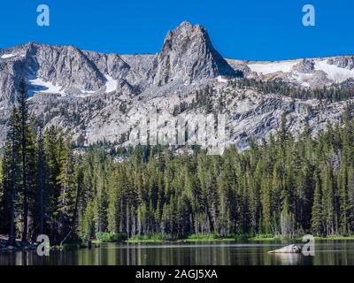 Crag et le cristal est de la Sierra du Lac de Mamie, Mammoth Lakes, en Californie. Banque D'Images