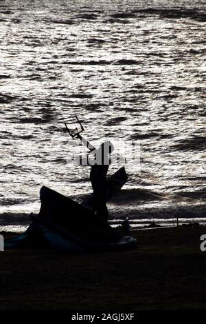 Kitesurf Exmouth, Kitesurfer découpé sur la mer argentée sur une journée l'hiver. Devon, UK Banque D'Images