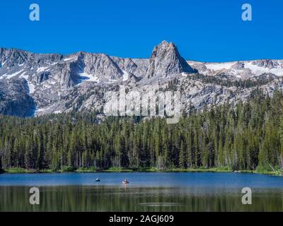 Crag et le cristal est de la Sierra du Lac de Mamie, Mammoth Lakes, en Californie. Banque D'Images