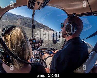 À bord d'un hélicoptère Robinson R44 au-dessus de l'Owens Valley, en Californie. Banque D'Images