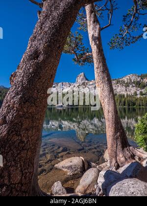 Crag et le cristal est de la Sierra de Lake George, Mammoth Lakes, en Californie. Banque D'Images