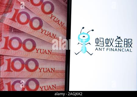 Logo financière Ant sur l'écran du smartphone à côté de billets de 100 yuans chinois. Photo conceptuelle. Banque D'Images