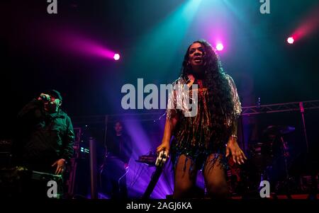 Happy Mondays effectuer à l'O2 Academy de Bournemouth. Crédit : Charlie Raven/Alamy Banque D'Images