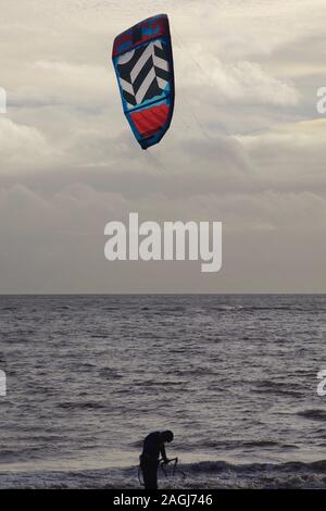 Kitesurf Exmouth sur une journée l'hiver. Devon, Royaume-Uni. Le Kitesurf Parachute contre un ciel nuageux. Banque D'Images