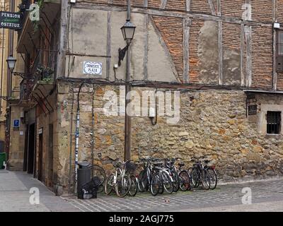 Vélos garés au coin de l'ancienne place Trinitate Plaza Avec plâtre exposé et briques de vieux murs San Sebastian, Nord Espagne, Europe Banque D'Images