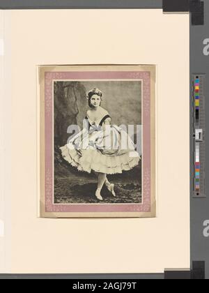 Reproduction imprimée de la photographie, dépeint la ballerine italienne Angelina Fioretti posés en costume en 1865 pour une production non identifiés. Elle se lève, sa jambe gauche croisés derrière son droit dans une position peu profonde révérence, ses mains tenant sa jupe devant elle. Elle porte une pleine longueur genou, tutu et des fleurs dans ses cheveux. Une frontière rose avec un motif fleuri entoure la imprimer. ; Mademoiselle Fioretti de l'Opéra. Banque D'Images