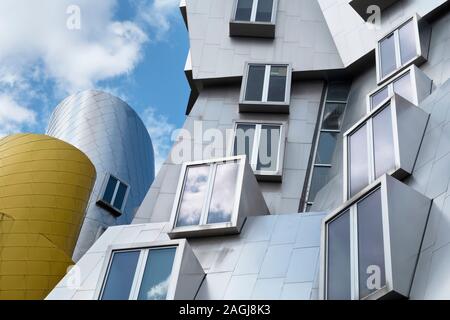 Le Ray et Maria Stata center conçu par Frank Gehry, MIT, Boston. Exemple de l'architecture Deconstructionism. Banque D'Images