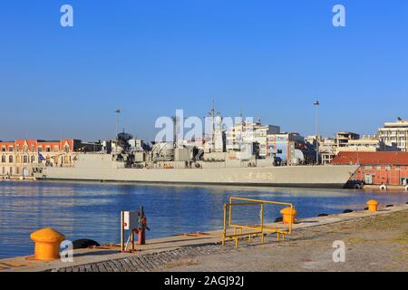 Les frégates de la classe Elli F-462 de la marine hellénique Kountouriotis amarrés dans le port de Thessalonique, Grèce Banque D'Images