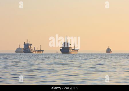 Plusieurs navires de la marine marchande internationale/citernes pour l'ancre à l'Termaic en dehors du golfe de Thessalonique (Macédoine), Grèce Banque D'Images