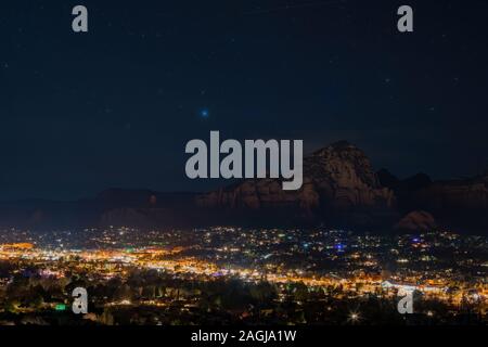 Nuit ciel étoilé avec le magnifique paysage d'Sednoa Butte Capitol à Arizona Banque D'Images