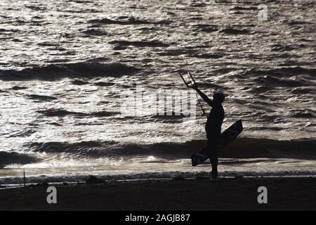 Kitesurf Exmouth, Kitesurfer découpé sur la mer argentée sur une journée l'hiver. Devon, UK Banque D'Images