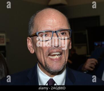 Los Angeles, United States. Dec 19, 2019. Président du Comité National Démocrate Tom Perez parle avec les journalistes avant la sixième débat présidentiel démocratique à la Loyola Marymount University le Jeudi, Décembre 19, 2019 à Los Angeles. Photo par Jim RuymenUPI Crédit : UPI/Alamy Live News Banque D'Images