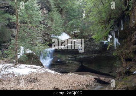 Cascade de côté, Cedar Falls, parc d'État de Hocking Hills, Ohio Banque D'Images