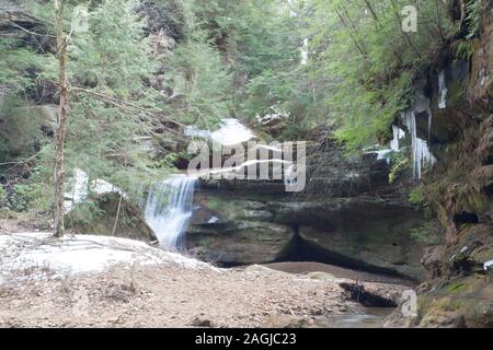 Cascade de côté, Cedar Falls, parc d'État de Hocking Hills, Ohio Banque D'Images