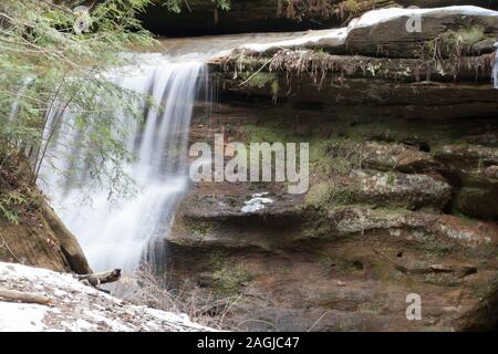 Cascade de côté, Cedar Falls, parc d'État de Hocking Hills, Ohio Banque D'Images