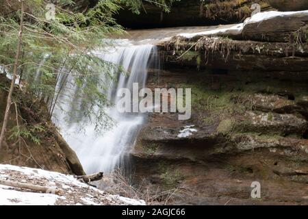 Cascade de côté, Cedar Falls, parc d'État de Hocking Hills, Ohio Banque D'Images