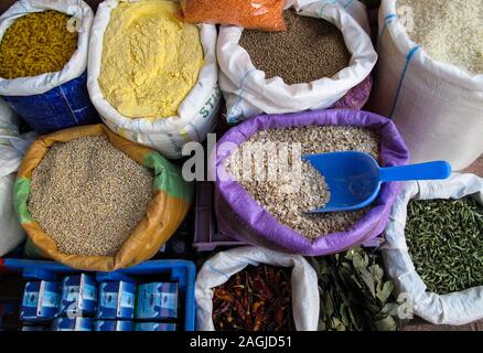 Des sacs colorés de grain et repas dans un marché en plein air à Casablanca au Maroc. Banque D'Images