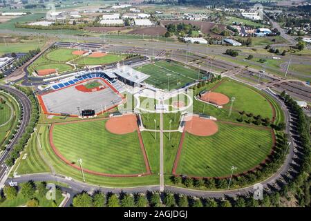 Vue aérienne de baseball, de football les terrains de jeu et un parc communautaire de banlieue dans la région de Hillsboro, Oregon, USA. Banque D'Images