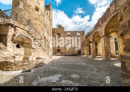 L'intérieur de l'antique ruines de Château des Doria ou castrum, construite au xiie siècle sur une montagne dans le village de Ligurie de Dolceacqua, Italie Banque D'Images