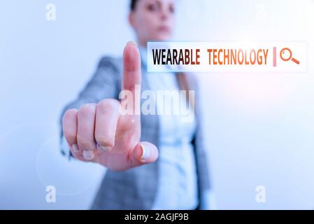 La main conceptuel montrant technologie portable. Signification du concept des appareils électroniques qui peut être porté comme concept d'entreprise numérique avec accessoires Banque D'Images