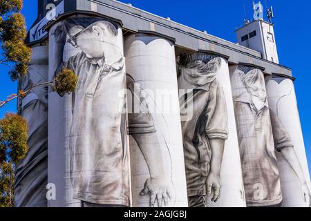 Coonalpyn silos et leur superbe fresque à grande échelle par l'artiste Guido van Helten intitulée "Espoir pour l'avenir". Banque D'Images