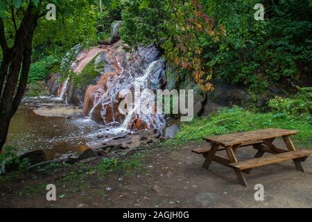 8 Septembre 2019 - Labelle, Québec, Est Du Canada : Camping En Cascade Au Bord De L'Eau, Camping Camping Chutes-Aux-Iroquois, Près De Mont-Tremblant Banque D'Images