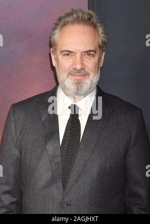 HOLLYWOOD, CA - le 18 décembre : Directeur/Producteur/scénariste Sam Mendes assiste à la première de Universal Pictures' '1917' au théâtre chinois de Grauman le 18 décembre 2019 à Hollywood, Californie. Banque D'Images