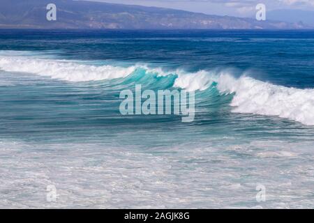 Vagues se brisant sur la côte nord de Maui sur l'île hawaïenne Banque D'Images