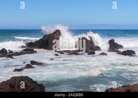 Vagues se briser dans des roches de lave sur la côte Nord de Maui à Ho'okipa Lookout sur l'île hawaïenne Banque D'Images