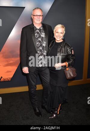 HOLLYWOOD, CA - le 18 décembre : Editor Lee Smith (L) et Kimberly Smith assister à la première de Universal Pictures' '1917' au théâtre chinois de Grauman le 18 décembre 2019 à Hollywood, Californie. Banque D'Images