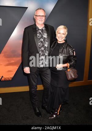 HOLLYWOOD, CA - le 18 décembre : Editor Lee Smith (L) et Kimberly Smith assister à la première de Universal Pictures' '1917' au théâtre chinois de Grauman le 18 décembre 2019 à Hollywood, Californie. Banque D'Images