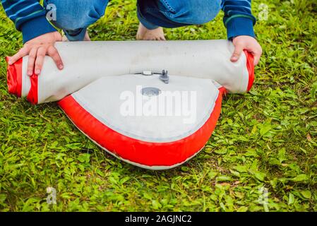 Un homme souffle et s'effondre SUP un homme souffle et s'effondre SUP. Loisirs et sports de plein air concept Banque D'Images