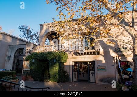 Sedona, DEC 22 : Vue du coucher de soleil de la belle Tlaquepaque Arts & Shopping Village le Déc 22, 2017 at Sedona, Arizona Banque D'Images