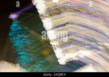 Résumé d'une longue exposition photo d'arbre de Noël et lumières de fête de rue, arbre de Noël de la ville lumière de nuit motion flou artistique Banque D'Images