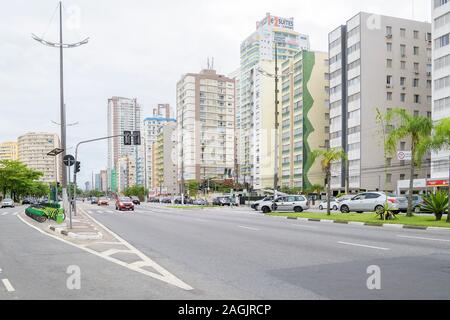 Santos - SP, BRÉSIL - 18 novembre 2019 : le trafic et les bâtiments autour de Presidente Wilson Avenue. Banque D'Images