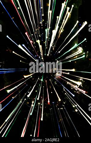 Effet zoom photo de Noël lumières colorées avec des stries sur fond noir. Banque D'Images