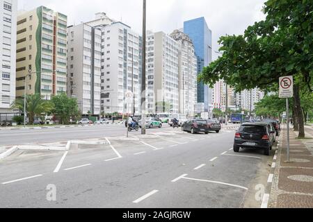 Santos - SP, BRÉSIL - 18 novembre 2019 : le trafic et les bâtiments autour de Presidente Wilson Avenue. Banque D'Images