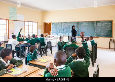 Heure scolaire à l'école primaire de Rakops, désert de Kalahari, District central, Botswana, Afrique Banque D'Images