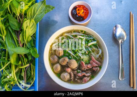 Garni Pho vietnamien- bol de nouilles de boeuf servi avec des légumes frais Banque D'Images
